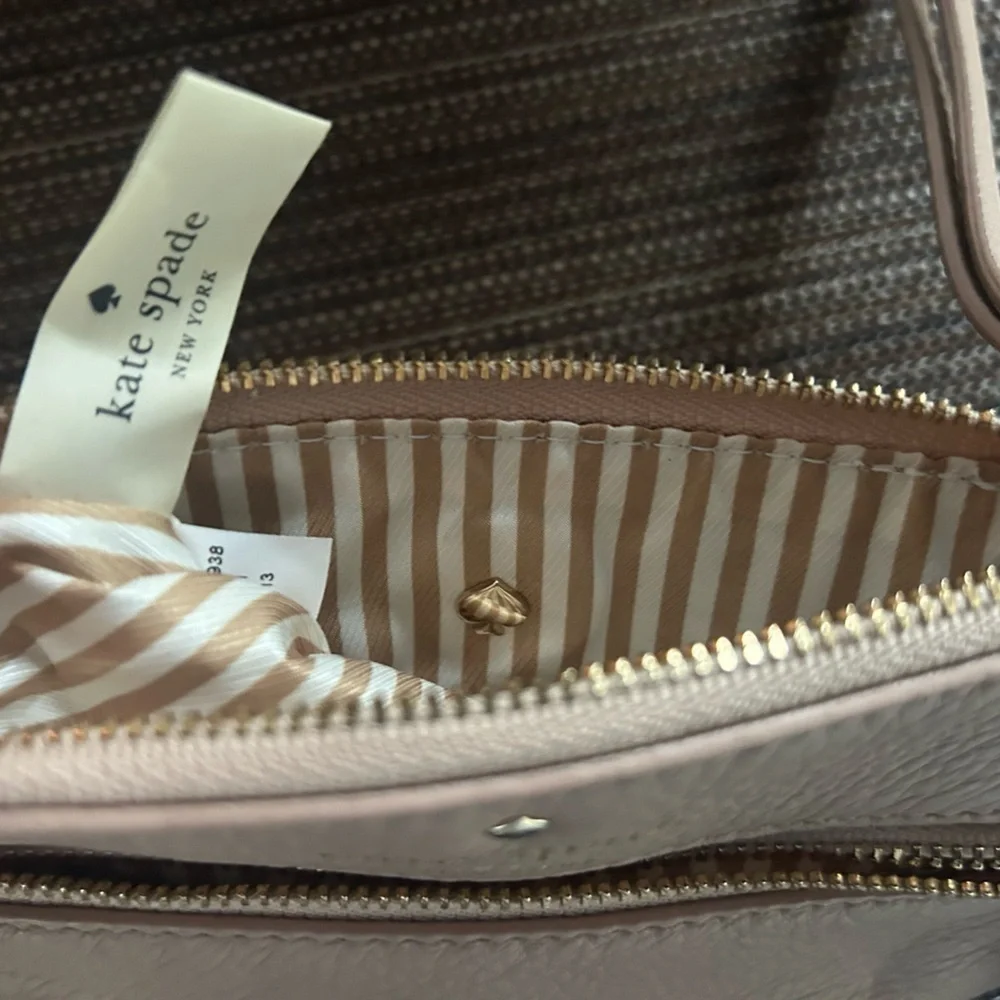 Kate Spade New York small wristlet wallet preloved.
